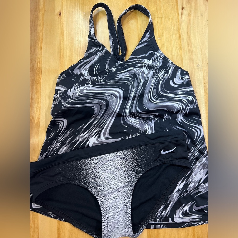 Women’s Nike tankini set. Size Medium🖤🤍